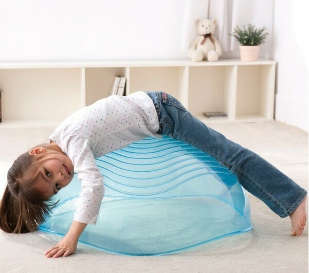 Sensorisches Spielzeug für empfindliche Kinder. Pascale schrieb über ihre Erfahrungen mit unseren sensorischen Hilfsmitteln wie der Schaukelschale und dem Spielsand!