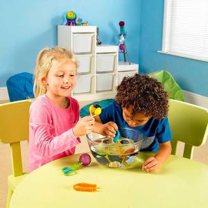 Das feinmotorische Set regt spielerisch die Fingerkraft, die Koordination und den Pinzettengriff an.