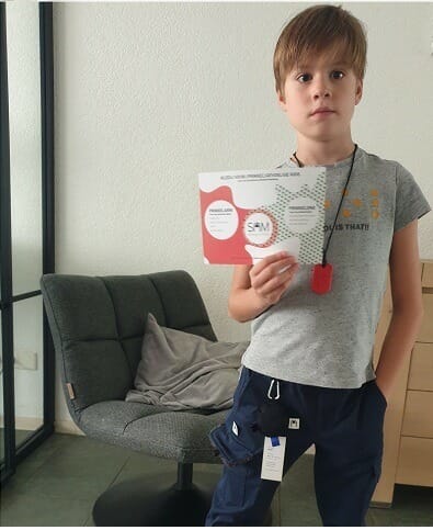 SAM stellt Kleidung für reizempfindliche Kinder, aber auch für reizsuchende Kinder her. Hose ohne Nähte mit weichem und robustem Stoff und nahtloser Unterwäsche, die Sie bei SAM kaufen können