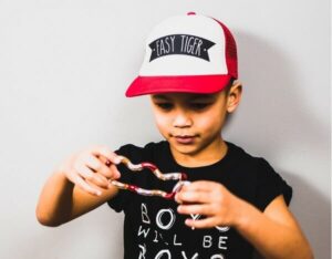 Fidget-Spielzeug ist in den Niederlanden sehr beliebt. Aber wussten Sie, dass dies auch einen Nutzen hat und helfen kann, Reize zu verarbeiten, Verspannungen abzubauen und die Konzentration zu verbessern?