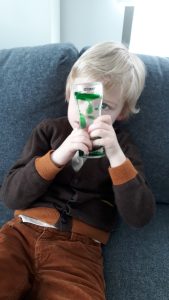 Destimulation ist wichtig für Kinder mit Autismus. Es ist manchmal auf der Suche nach Werkzeugen . Beliebt sind die optische Sanduhr und der Rubbabu-Ball