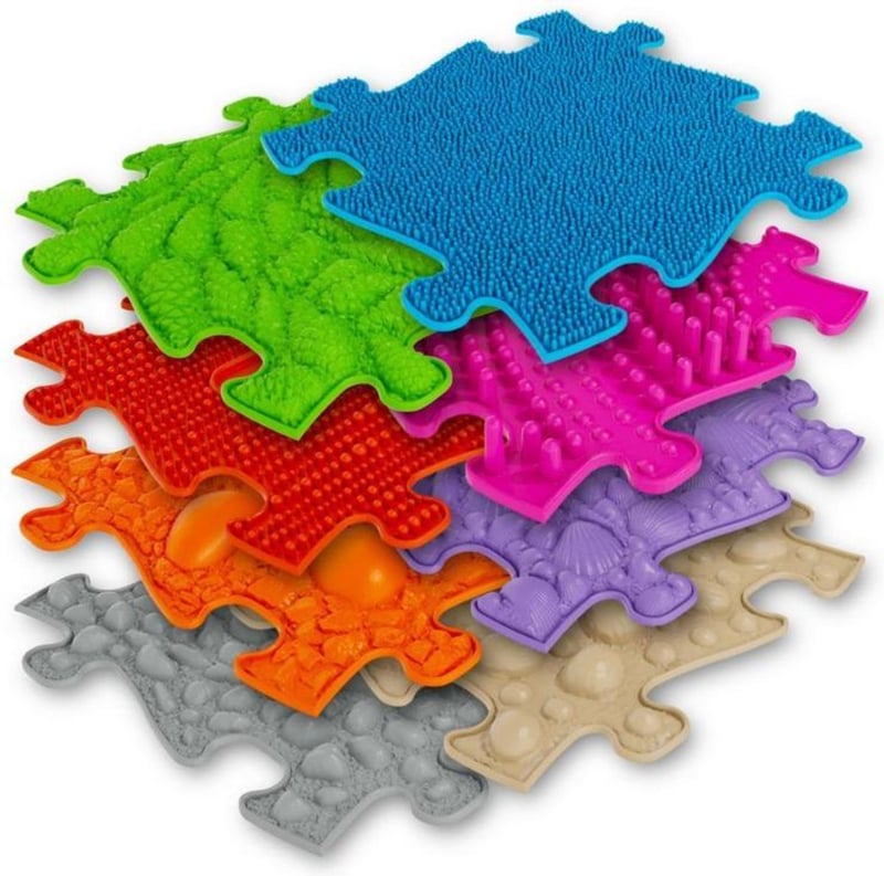 Das sensorische Spielmattenset stellt eine ausgewogene Kombination aus harten und weichen Oberflächen dar. Ein idealer Barfußpfad.