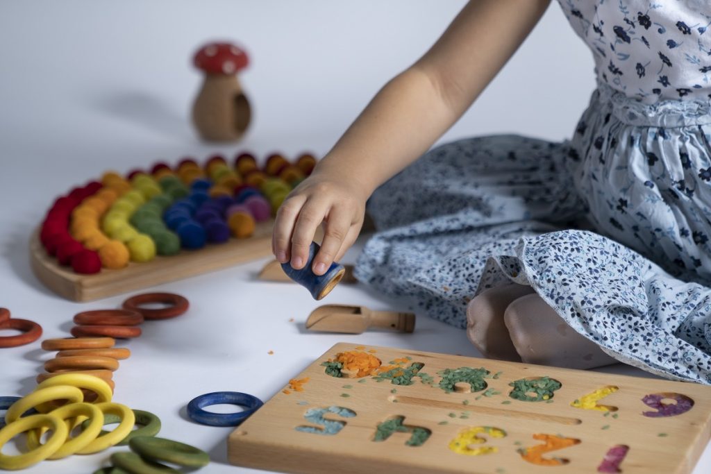 Montessori-Spielzeug, was ist das? Was ist die Vision und welche Materialien passen zu den Vorstellungen von Montessori?