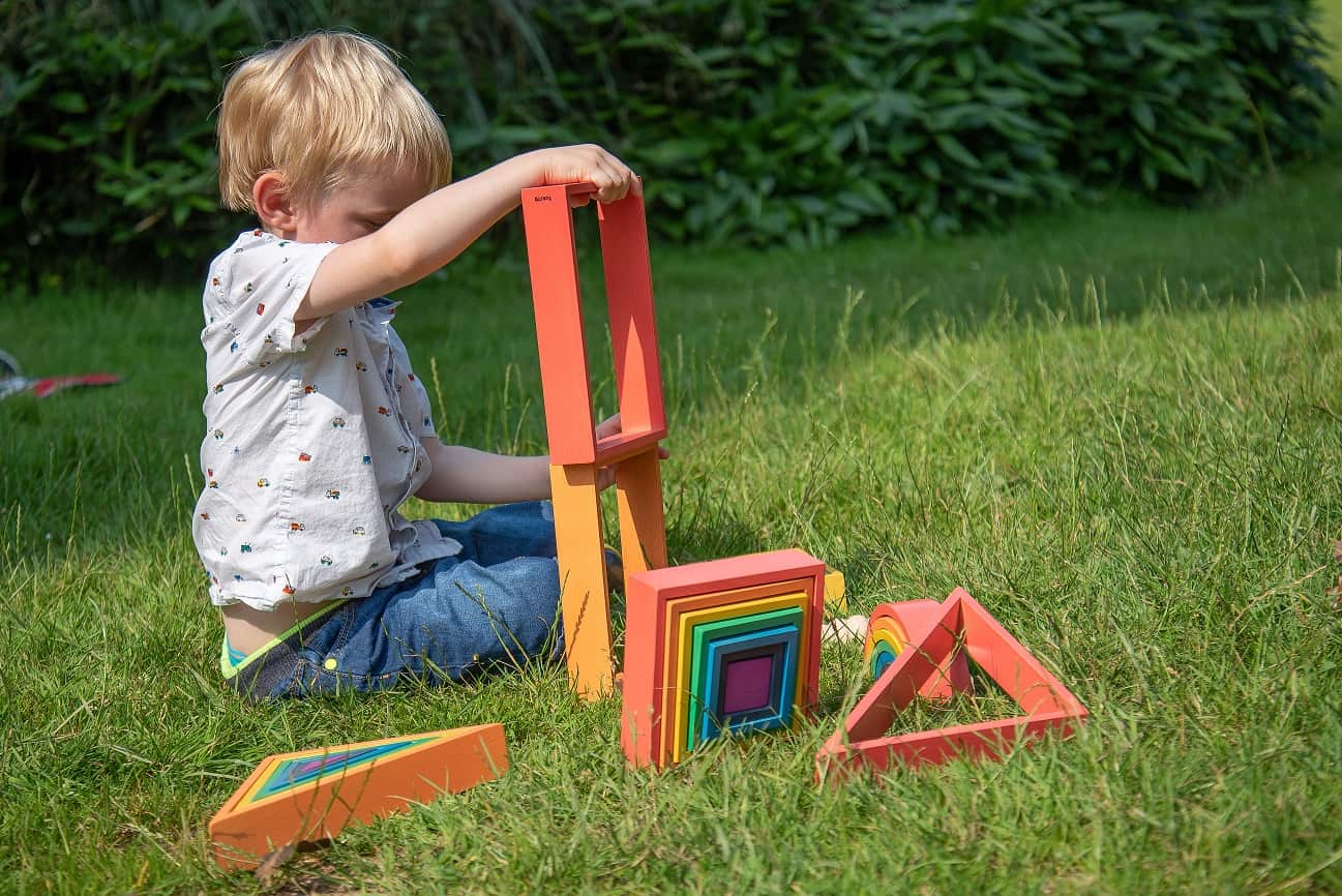 Laat de creativiteit stralen met de Houten Regenboog Architect Set van TickiT!