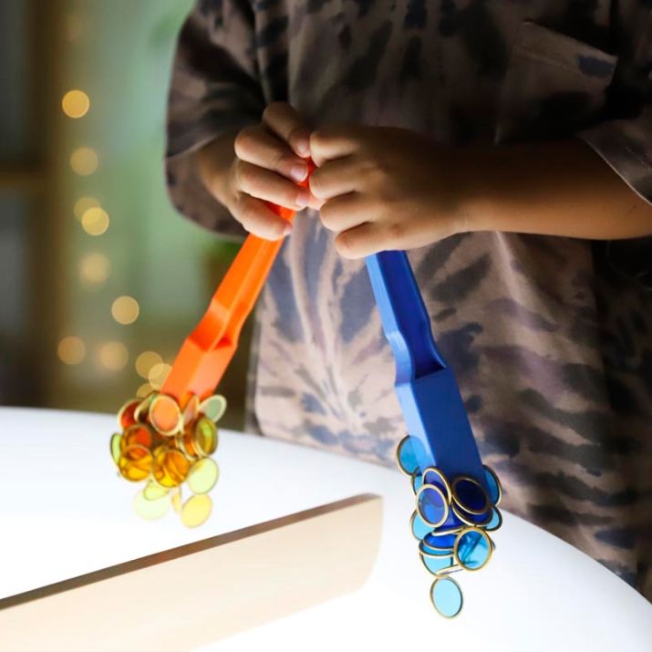 Das Magnetset besteht aus 2 Magnetstäben und 100 farbigen Kunststoffchips. Ein schönes Set, um Kindern in der Grundschule etwas über Magnetismus beizubringen.