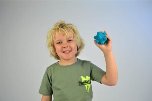 Kind met ADHD heeft baat bij hulpmiddelen. Hulpmiddelen helpen een kind met ADHD om beter op te letten en concentreren in de klas.