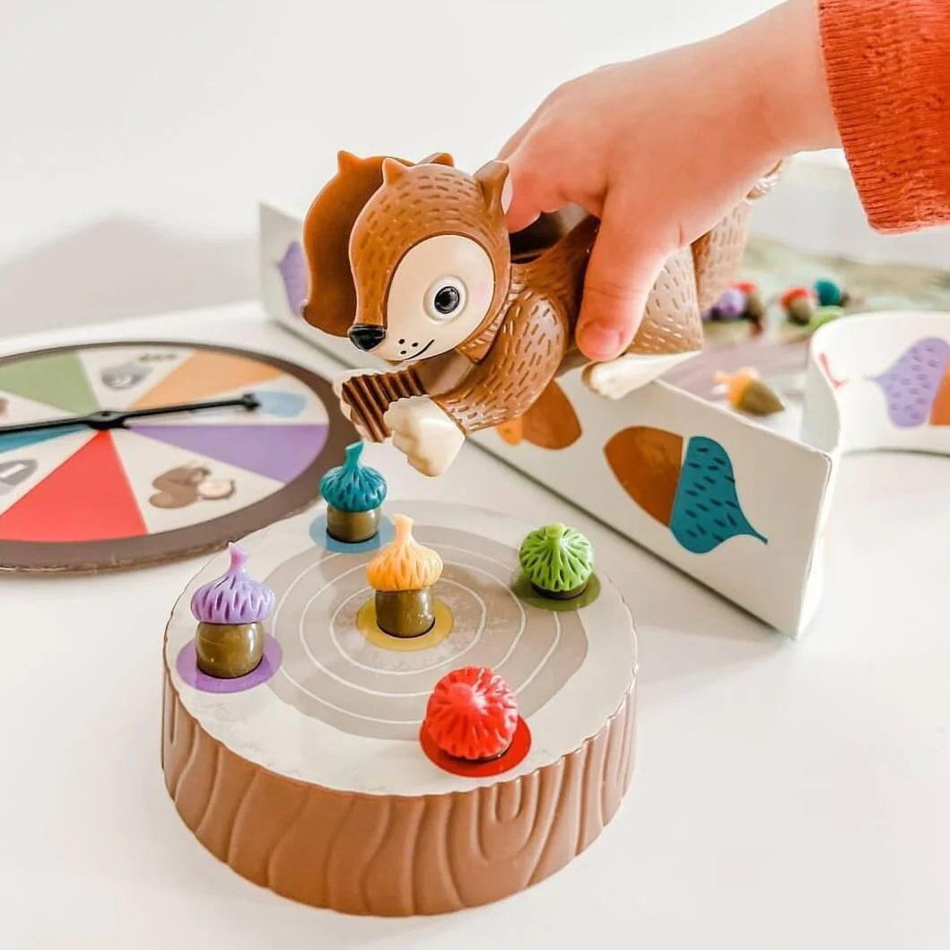 Das Sneaky Snacky Squirrel-Spiel ist ein Strategiespiel für die ganze Familie, das taktisches Denken, Hand-Auge-Koordination, Feinmotorik und Matching lehrt.
