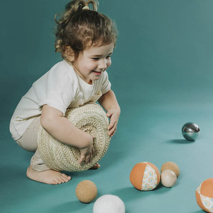 Een leuke set sensorisch speelgoed van Petit Boum dit met 5 ballen uit natuurlijke materialen en in verschillende vormen perfect speelgoed voor vrij en fantasierijk spel.