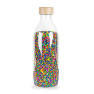 Petit Boum Touch Bottle Rijst is een kant en klare sensorische fles gevuld met sensorische rijst en attributen voor sensopathisch spel.