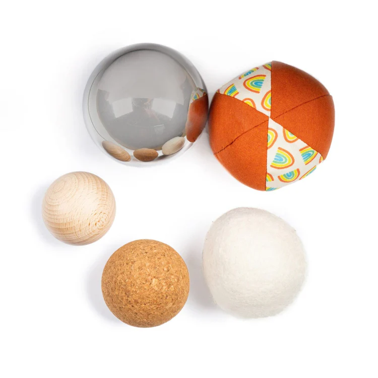Een leuke set sensorisch speelgoed van Petit Boum dit met 5 ballen uit natuurlijke materialen en in verschillende vormen perfect speelgoed voor vrij en fantasierijk spel.