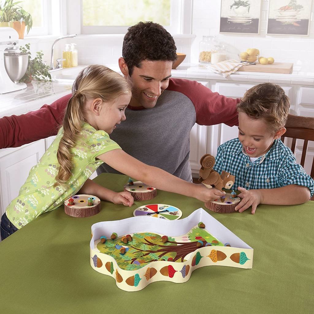 Das Sneaky Snacky Squirrel-Spiel ist ein Strategiespiel für die ganze Familie, das taktisches Denken, Hand-Auge-Koordination, Feinmotorik und Matching lehrt.