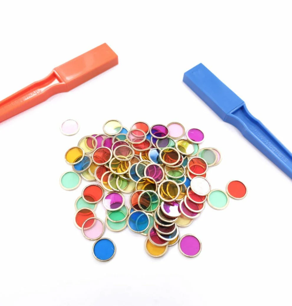 Das Magnetset besteht aus 2 Magnetstäben und 100 farbigen Kunststoffchips. Ein schönes Set, um Kindern in der Grundschule etwas über Magnetismus beizubringen.
