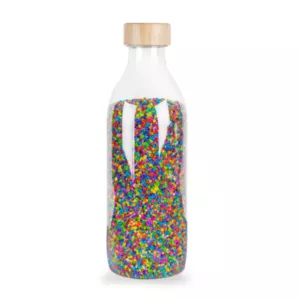 Petit Boum Touch Bottle Rijst is een kant en klare sensorische fles gevuld met sensorische rijst en attributen voor sensopathisch spel.