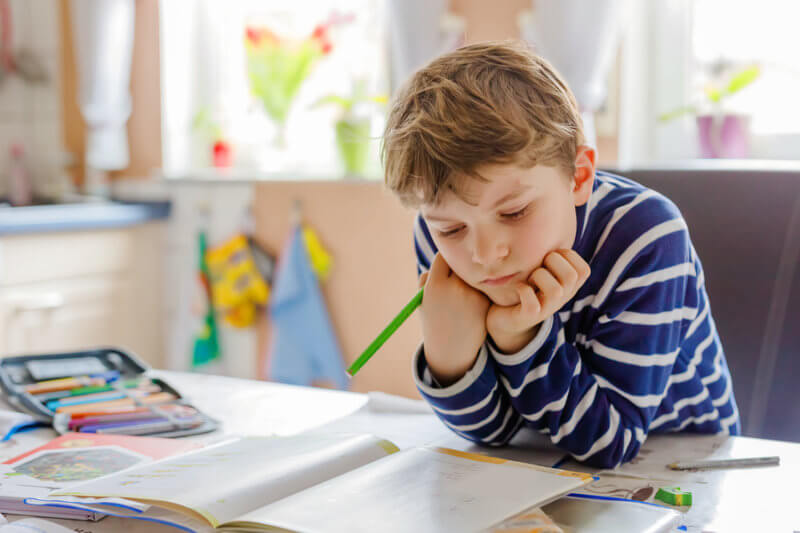 Schulutensilien für Ihr Kind mit Autismus kaufen? Welche Werkzeuge gibt es und welche Werkzeuge sind für Ihr Kind mit Autismus im Klassenzimmer hilfreich? Lesen Sie es in diesem Artikel.