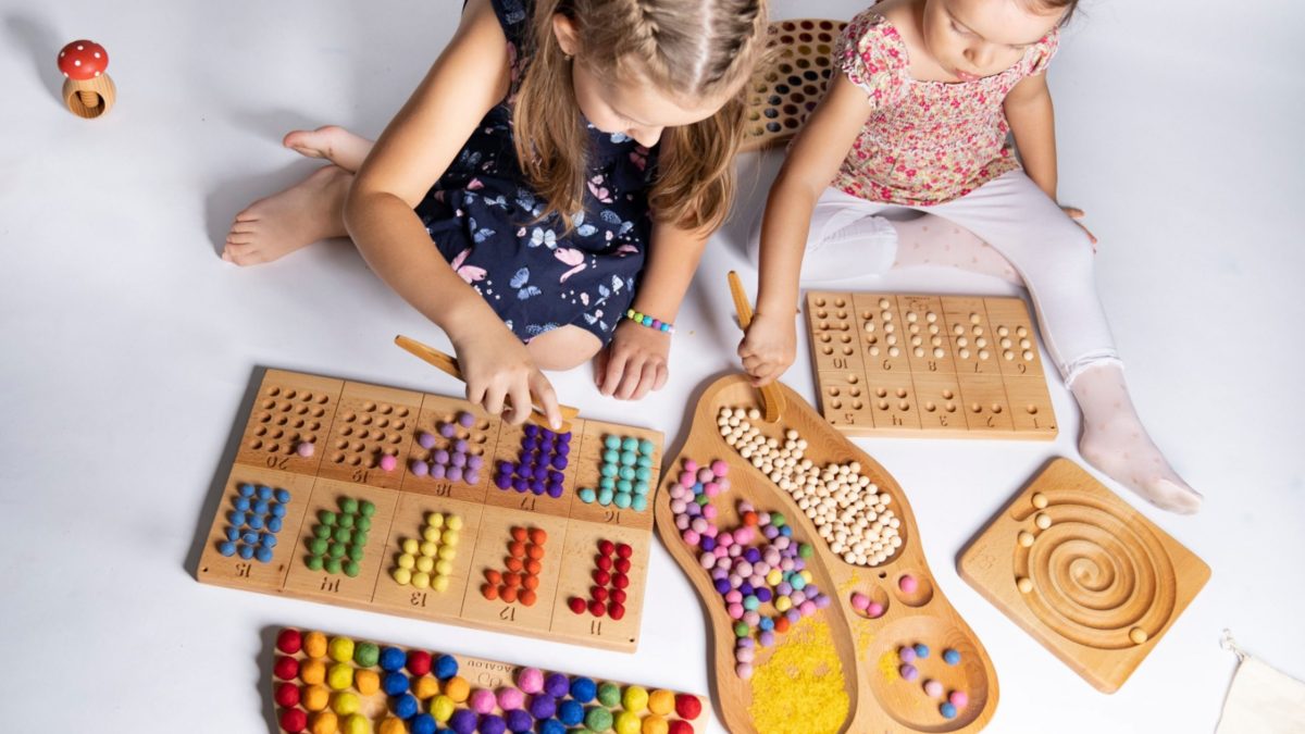 Montessori zu Hause Spielzeugtipps : In diesem Artikel können Sie lesen, wer Montessori ist, was die Spieltipps von Montessori sind und wir zeigen Ihnen 5 tolle Spielzeugtipps, die zu den Ideen dieses Pädagogen passen