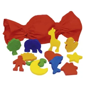 Fühlen und erraten Sie die Formen im Baumwollbeutel des Goki Shape Touch-Spiels. Holzformen von 7–12 cm stimulieren taktile Empfindung, Konzentration und Gedächtnis.