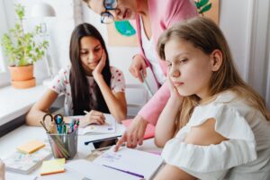 Sensorische Hilfsmittel im Unterricht, nicht jeder Lehrer oder jede Schule versteht den Nutzen davon. Lesen Sie unsere Tipps, um Schulen zu helfen, die Bedeutung zu verstehen.