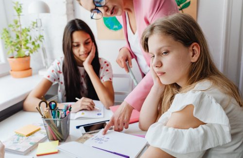 Sensorische Hilfsmittel im Unterricht, nicht jeder Lehrer oder jede Schule versteht den Nutzen davon. Lesen Sie unsere Tipps, um Schulen zu helfen, die Bedeutung zu verstehen.