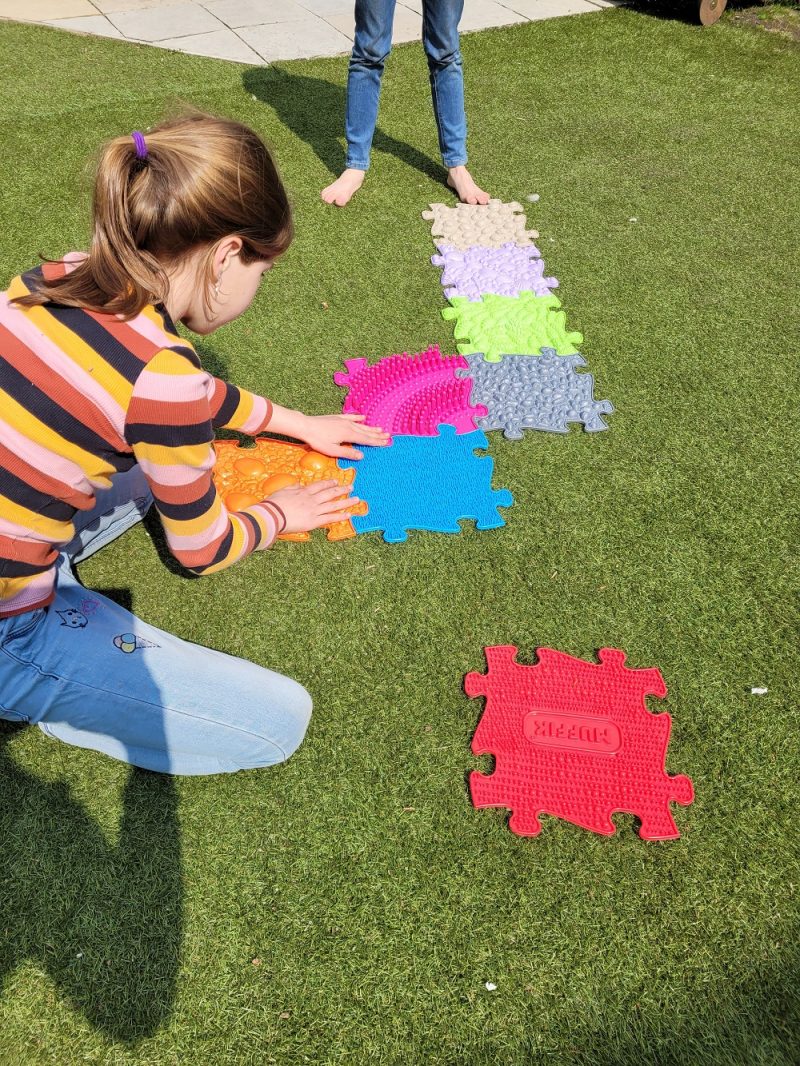 Muffik Spielmatten bieten eine tolle Möglichkeit, Kinder spielerisch bewegen zu lassen und Sinneserlebnisse zu sammeln. Die verschiedenen Texturen führen Kinder an verschiedene taktile Reize heran.