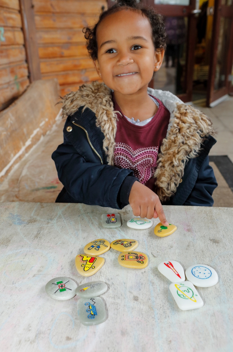 Storystones Space fordert Kinder heraus, Geschichten über den Weltraum zum Leben zu erwecken. Das Set besteht aus 13 wunderschön gravierten Storystones. Kinder können ihre Geschichte über den Raum aufbauen, indem sie aus den Charakteren, Umgebungen und Objekten auswählen.