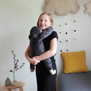 Das gewichtete Faultier bietet Ruhe und beugt einer Reizüberflutung vor.