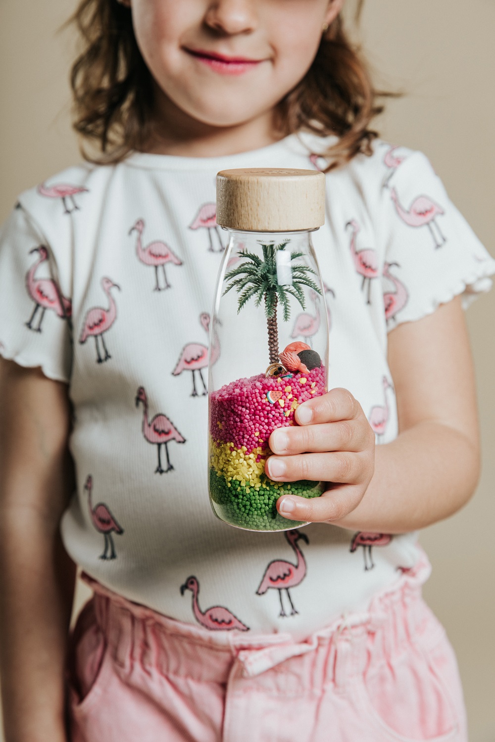 Lernen Sie die Flamingo-Sensorikflasche von Petit Boum kennen. Fordern Sie die Kinder heraus, die Eigenschaften zu entdecken, einen Weg, Frieden zu finden