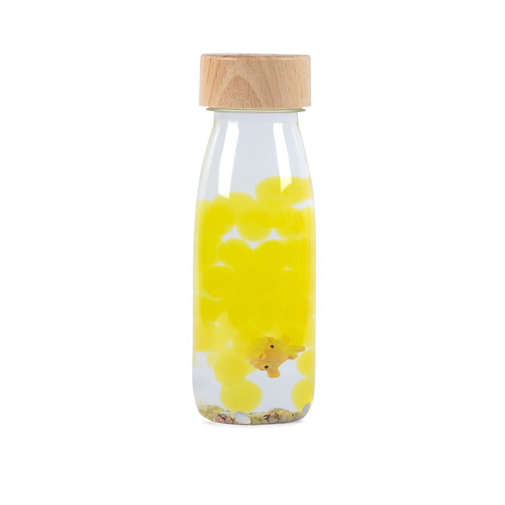 Lernen Sie die Petit-Boum-Flasche kennen, gefüllt mit Wasserperlen und einem gelben Fisch, schütteln Sie und beobachten Sie Ihr Kind und beruhigen Sie Ihr Kind
