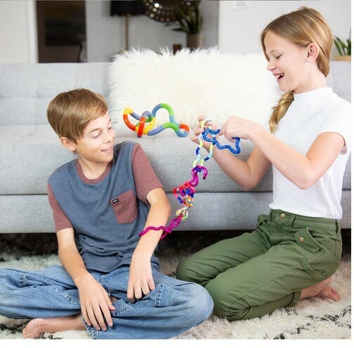 Zielloses Herumspielen mit Classic Tangle hilft den Kindern, ihre Aufmerksamkeit zu fokussieren und die Konzentration bei Schulaufgaben zu verbessern.