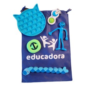 Zappelspielzeug in einer Tasche speziell für einen Jungen. Ideal zum Zappeln und Konzentrieren in der Schule und zu Hause.