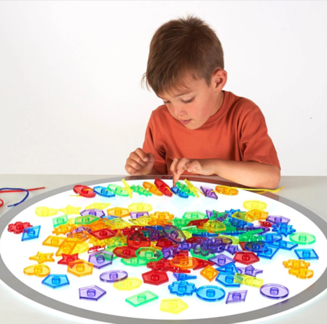 Das Schulset geometric shapes ist ideal für den Einsatz auf einer Leuchtplatte zur Erforschung mathematischer Themen.