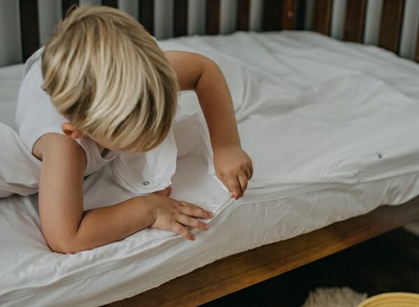 Reißverschlusslaken sind Reißverschlussbettwäsche, die Sie mit einem Reißverschluss versehen können. Damit entblößt sich Ihr Kind nicht mehr in der Nacht, was dem Schlaf zugute kommt