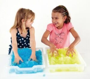sensopathisch spel, is spel met bijvoorbeeld zand, water of scheerschuim waarin je heerlijk met handen en voeten kunt verkennen.
