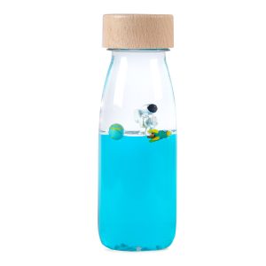 Petit Boum Sensoric Bottle Universe. Eine Flasche, die einen Blick aus dem Weltraum auf die Erde wirft.
