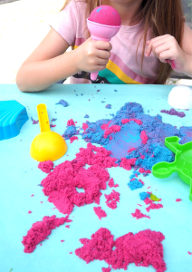 Tuban Play Sand ist der perfekte Indoor-Spielsand, damit Kinder zappeln und fühlen und Stress abbauen können.