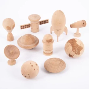 Raumfiguren aus Holz mit 10 Teilen, ideal für das Themenspiel.