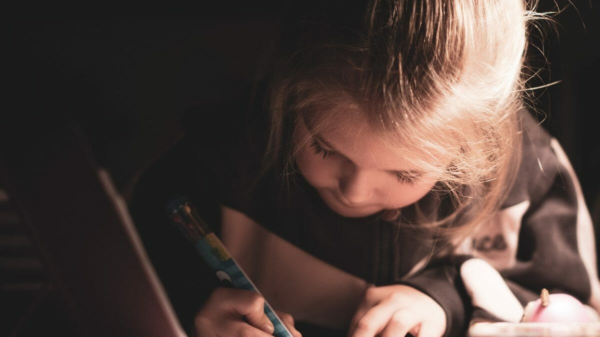 ein hochsensibles Kind im Klassenzimmer. Wie stellen Sie sicher, dass das Kind nicht überfordert wird? Lesen Sie unsere Tipps