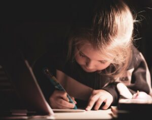 een hooggevoelig kind in de klas. Hoe zorg je ervoor dat het kind niet wordt overweldigd? Lees onze tips