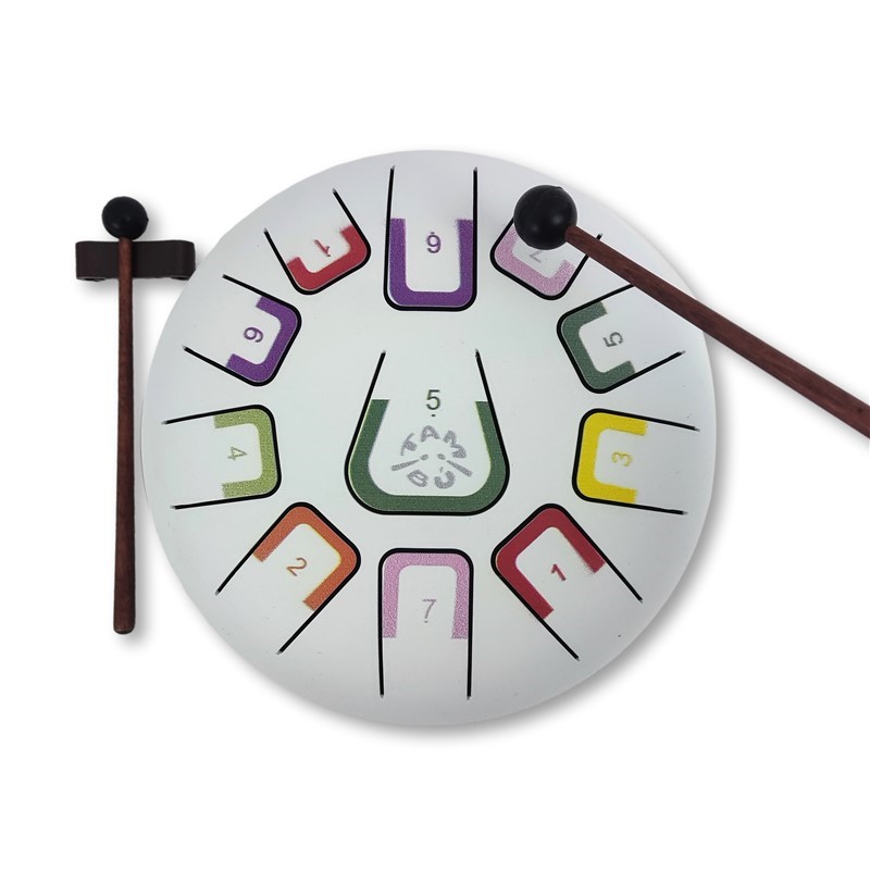 Tambu ist eine Steeldrum, ideal für Kinder, um Musik zu spielen.