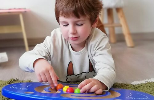 Einem Kind mit Autismus Geschenke zu machen, erfordert ein wenig zusätzliche Aufmerksamkeit für seine spezifischen Bedürfnisse und Interessen. Schauen Sie sich unsere Tipps an