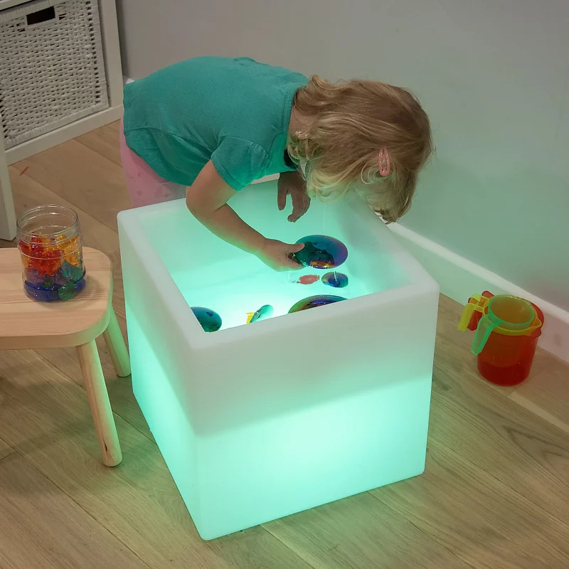 Schaffen Sie eine bezaubernde Umgebung, in der Kinder mit Licht und Wasser experimentieren können, und lassen Sie sie ihre eigene Entdeckungswelt aufbauen. Mit seiner Vielseitigkeit und seinem pädagogischen Wert ist unser Sensory Mood Play Cube ein Muss für jeden Spielbereich.