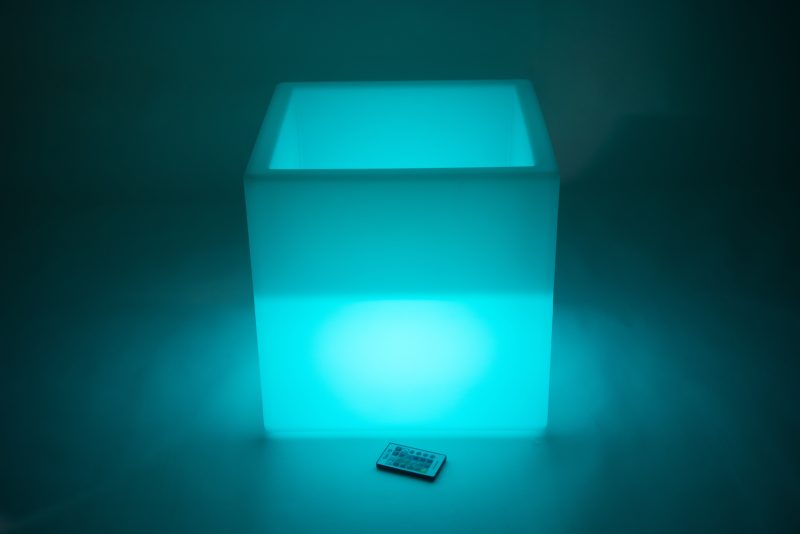 Laat de verbeelding van je kinderen tot leven komen terwijl ze spelen en ontdekken met het fascinerende licht van onze Mood Play Cube. Ideaal voor zowel binnen- als buitengebruik, biedt deze kubus een unieke ervaring die de zintuigen prikkelt en de creativiteit stimuleert.