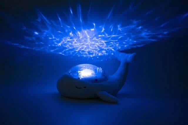 Cloud B Projektor Whale verzaubert das Zimmer Ihres Kindes und trägt zu einem sicheren, entspannten Gefühl vor dem Schlafengehen bei