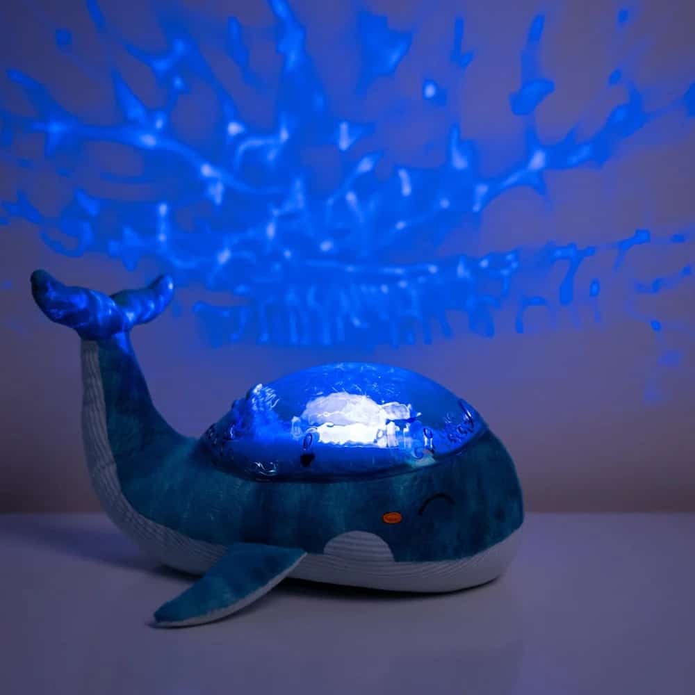 Cloud B Projektor Whale verzaubert das Zimmer Ihres Kindes und trägt zu einem sicheren, entspannten Gefühl vor dem Schlafengehen bei