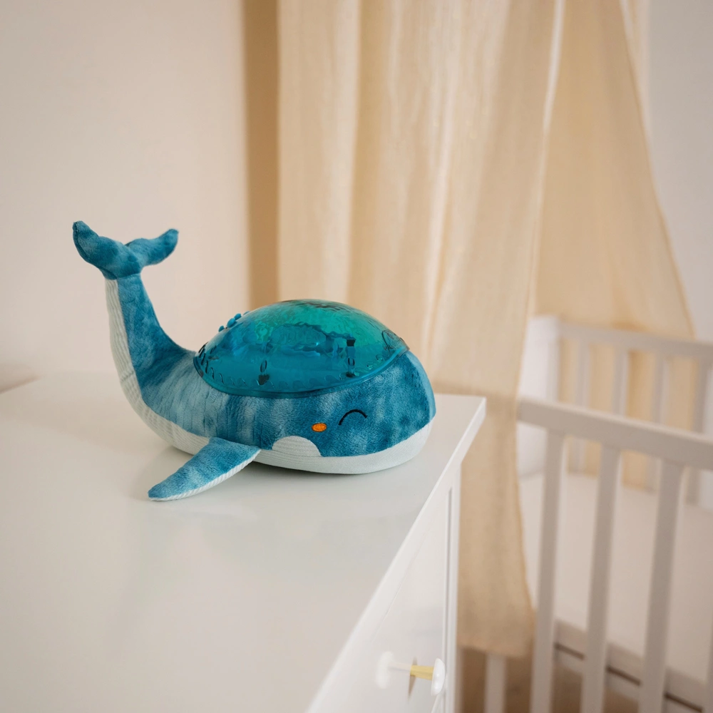 Cloud B Projektor Whale verzaubert das Zimmer Ihres Kindes und trägt zu einem sicheren, entspannten Gefühl vor dem Schlafengehen bei