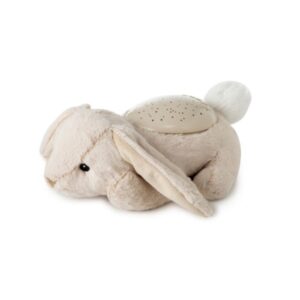 Der Cloud b Twilight Bunny ist ein superweicher Freund, der Ihr Kind im dunklen Schlafzimmer beruhigt, indem er einen wunderschönen Sternenhimmel an die Decke und die Wände projiziert.