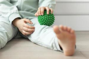 Mit dem Massageball bieten Sie taktile Reize und regen die Verarbeitung taktiler Informationen und den Umgang mit Berührungen an.