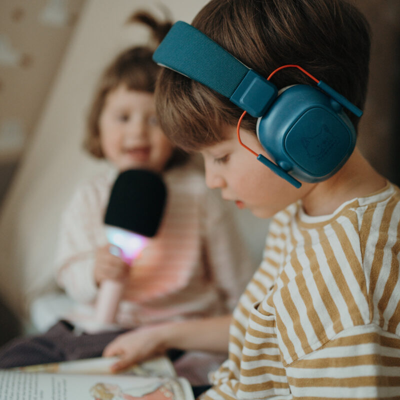 Unsere Kopfhörer mit Geräuschunterdrückung wurden speziell entwickelt, um Ihren Kindern in lauten Umgebungen einen optimalen Gehörschutz zu bieten und laute Töne um bis zu 25 dB zu reduzieren. Dank der Noise-Cancelling-Technologie garantieren diese Kopfhörer ein sicheres und komfortables Hörerlebnis