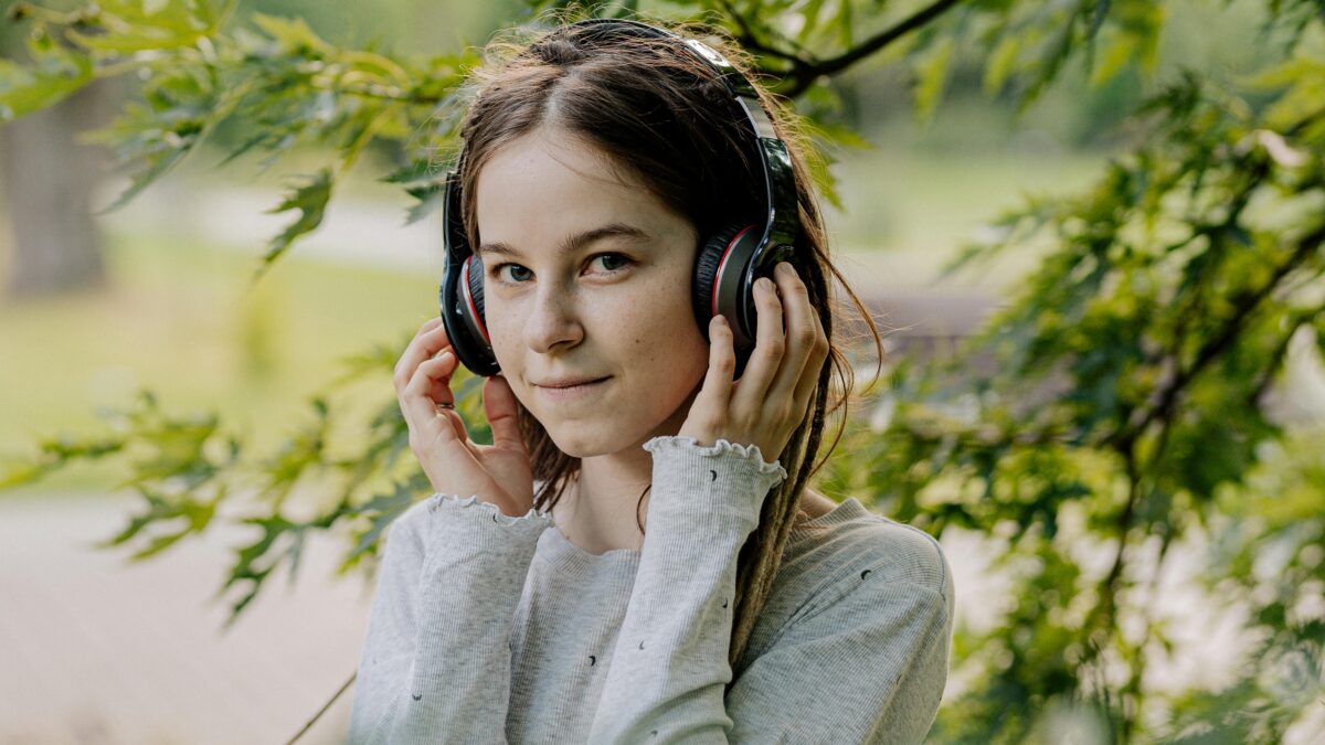 Die Geräuschempfindlichkeit ist für Menschen mit sensorischen Einschränkungen oft ein großes Problem. Viele versuchen, Kopfhörer zu verwenden, die die Welt ausschließen, damit sie die Kontrolle, Konzentration oder Konzentration behalten können. Zweifellos ist unsere Welt lauter geworden als in prähistorischen Zeiten, und unsere Ohren haben heute viel mehr zu verarbeiten.