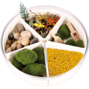 Diese sensorische Box bietet eine perfekte Balance zwischen Lernen und Spielen. Ob zu Hause oder im Klassenzimmer, Kinder können stundenlang Spaß haben und gleichzeitig ihre Sinne erkunden. Die organisierte Einrichtung erleichtert das Aufbewahren und Sortieren von Materialien und trägt zu einer aufgeräumten Spielumgebung bei.
