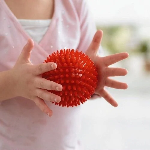 Mit dem Massageball bieten Sie taktile Reize und regen die Verarbeitung taktiler Informationen und den Umgang mit Berührungen an.